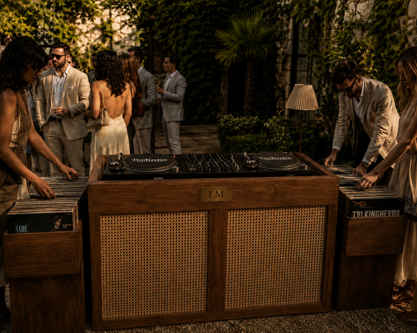 Bar à Vinyles Laurent Mas : meuble en bois et cannage, platines et bacs de vinyles, lors d'un mariage en extérieur.
