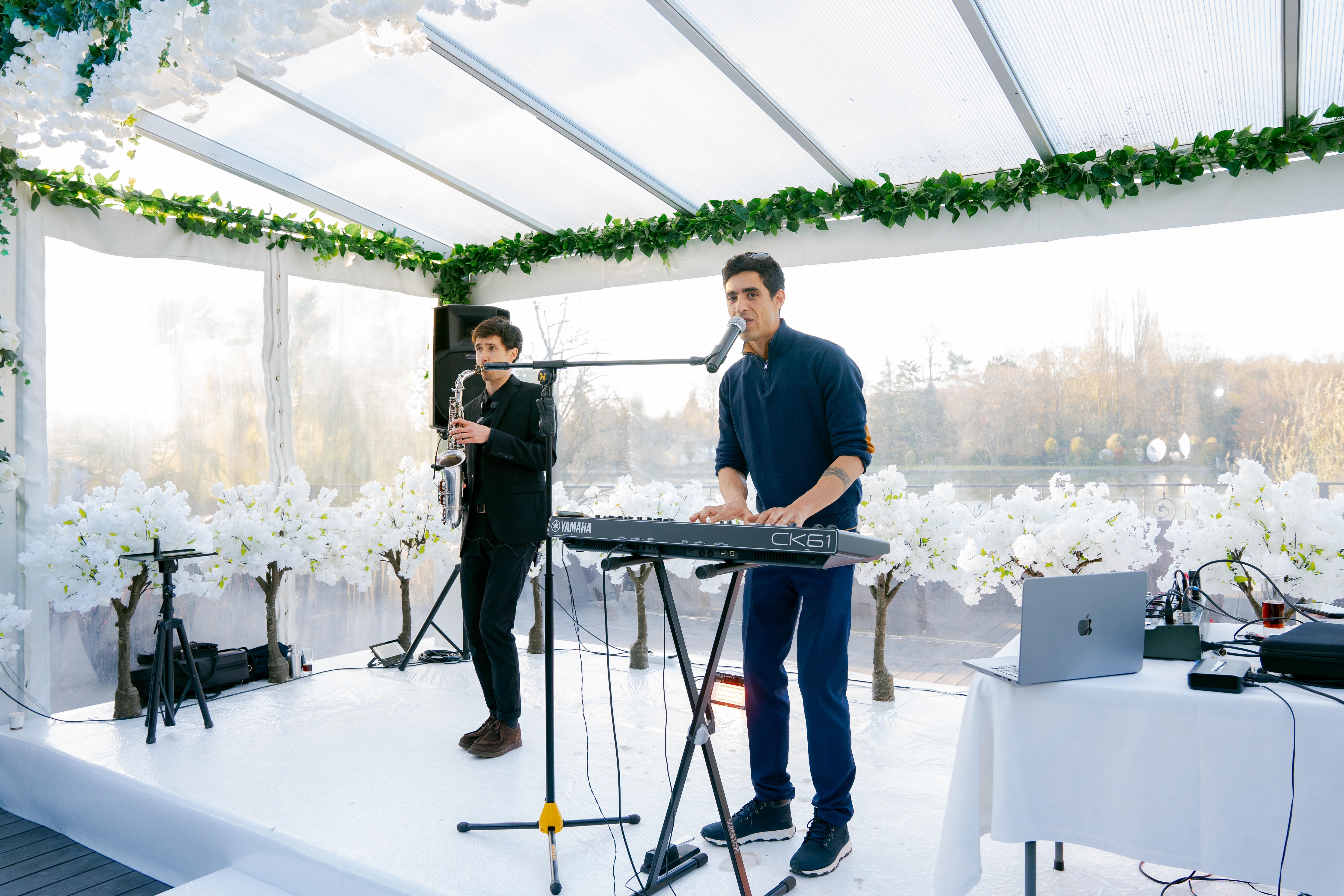 Collaboration entre le DJ set et un artiste live.