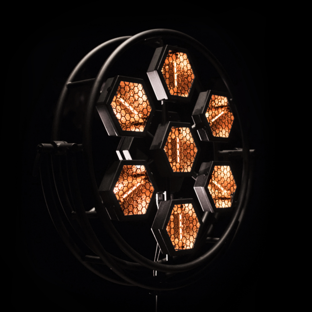 Projecteur hexagonal aux modules lumineux ambrés, sur fond noir.