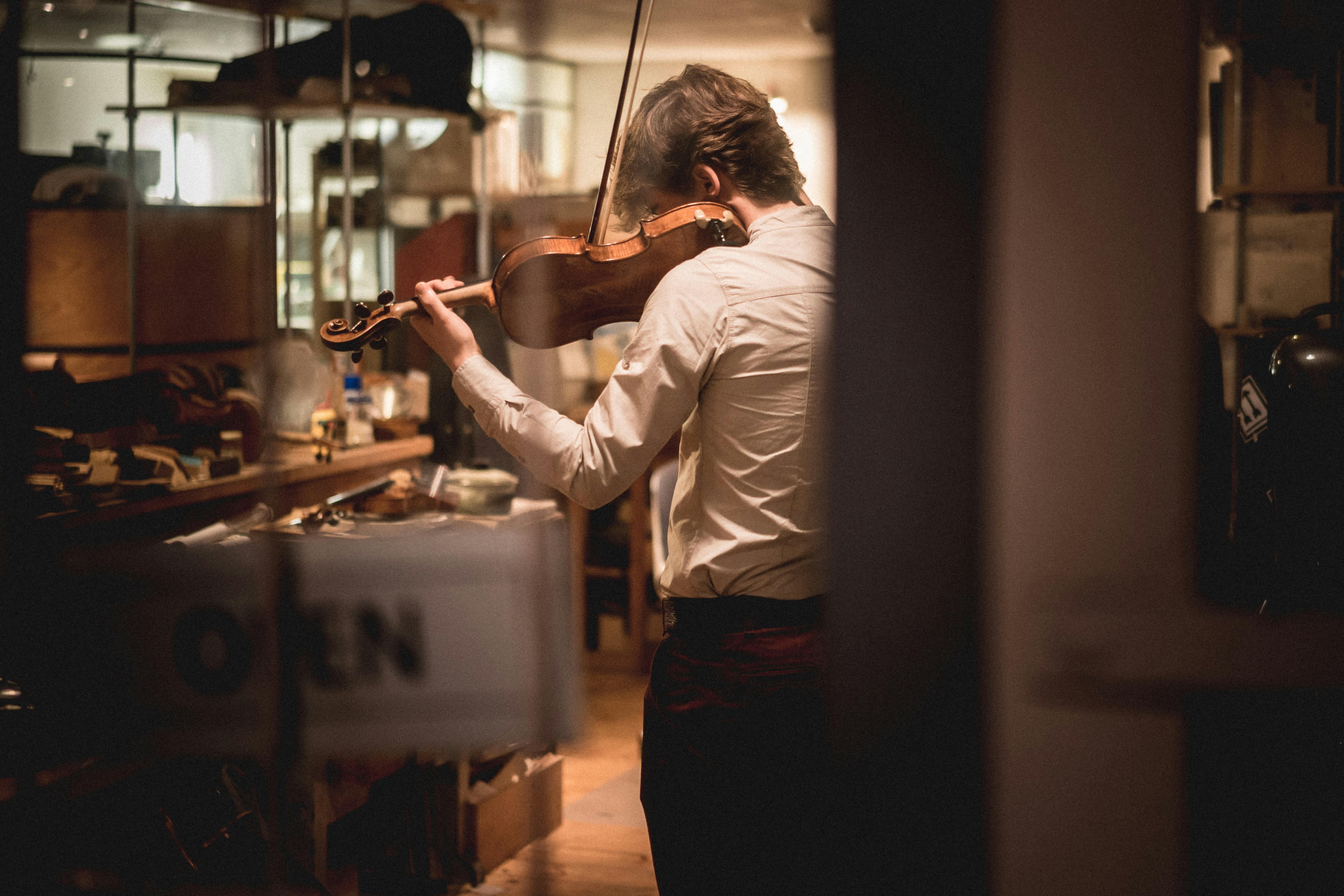 Violoniste en représentation lors d'un événement d'entreprise.