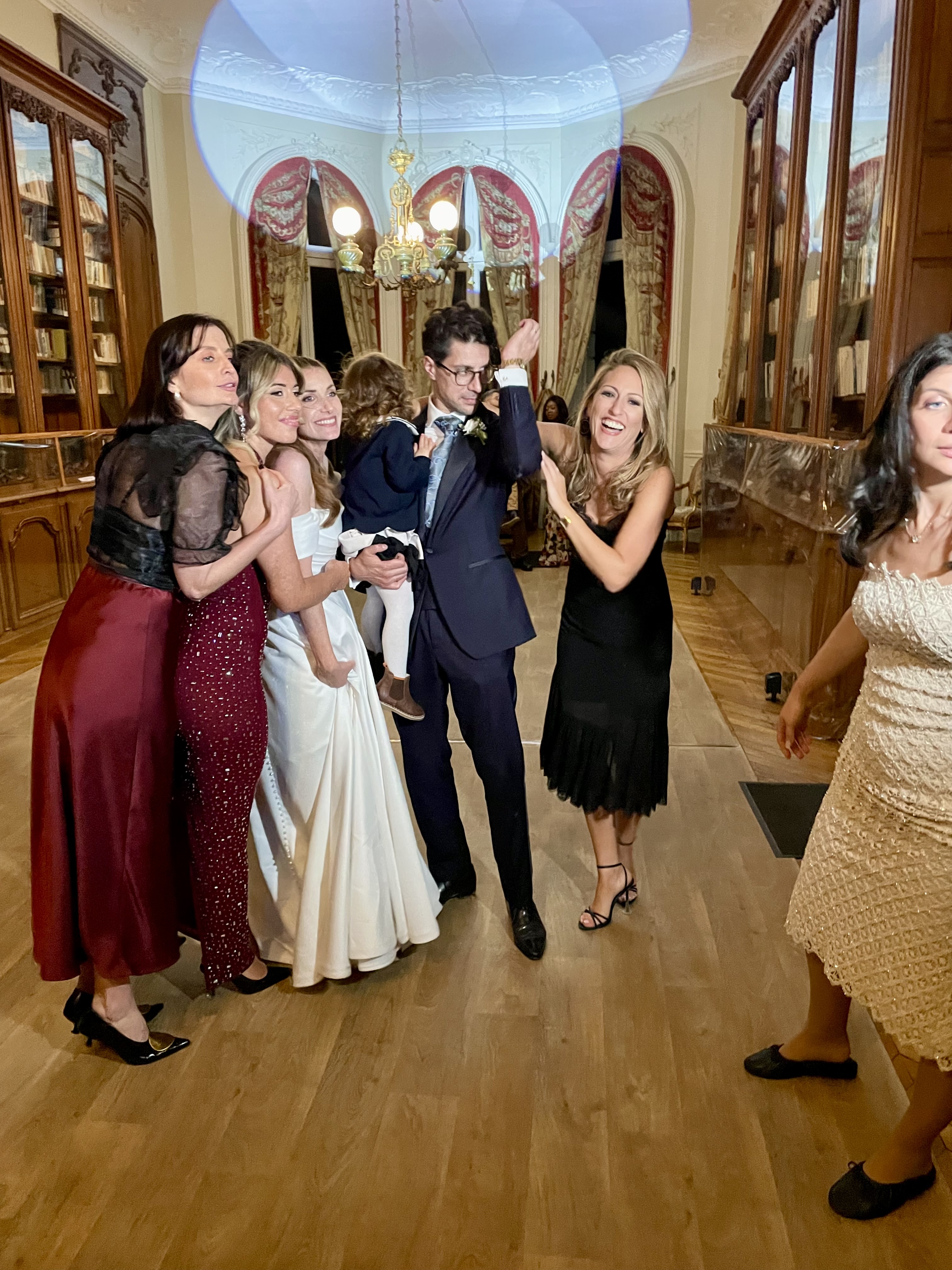 Invités et mariés réunis pour une photo souvenir pendant la réception.