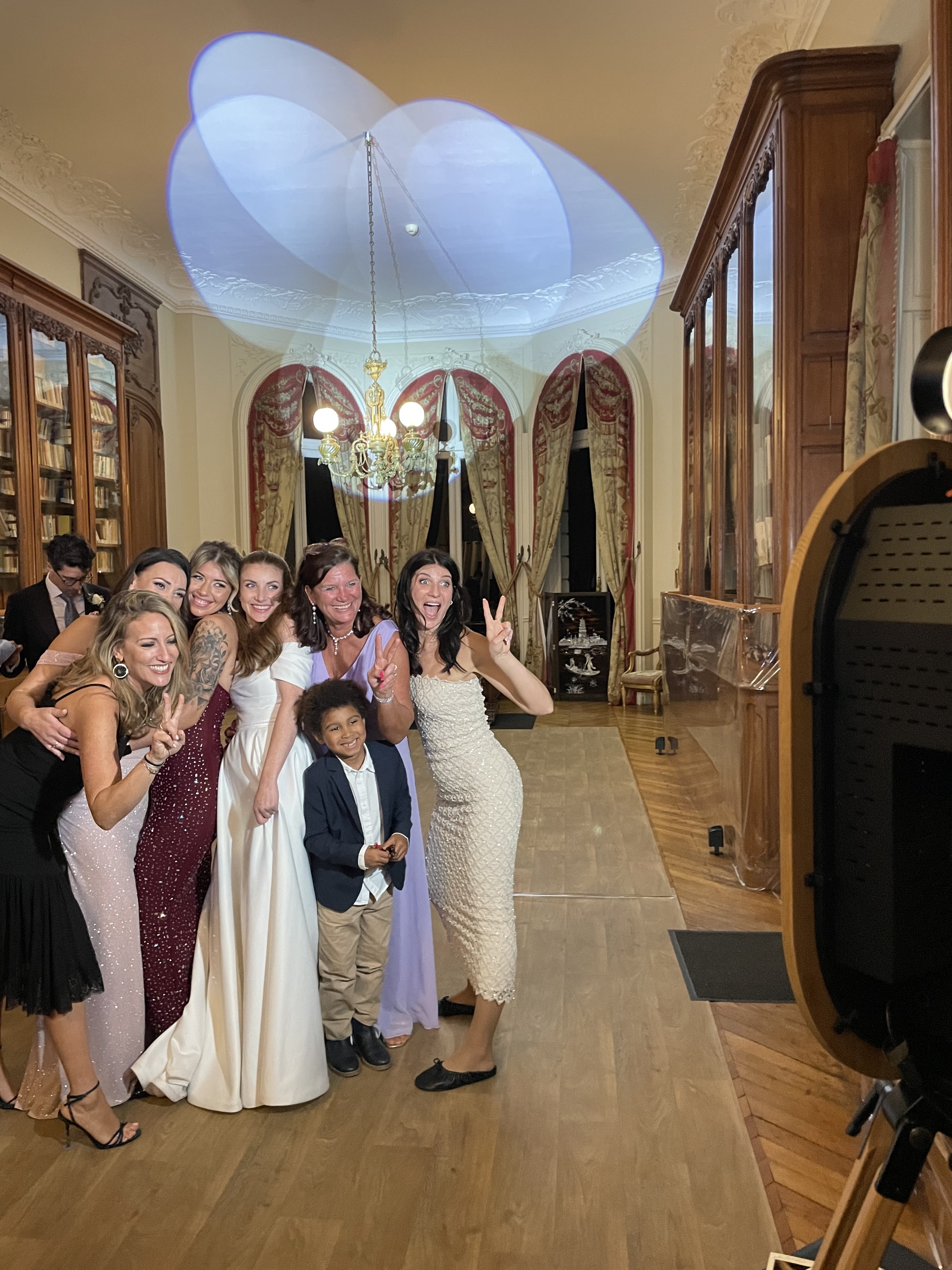 Photobooth MODJA, invités et mariés réunis autour d'un souvenir capturé pendant la réception.