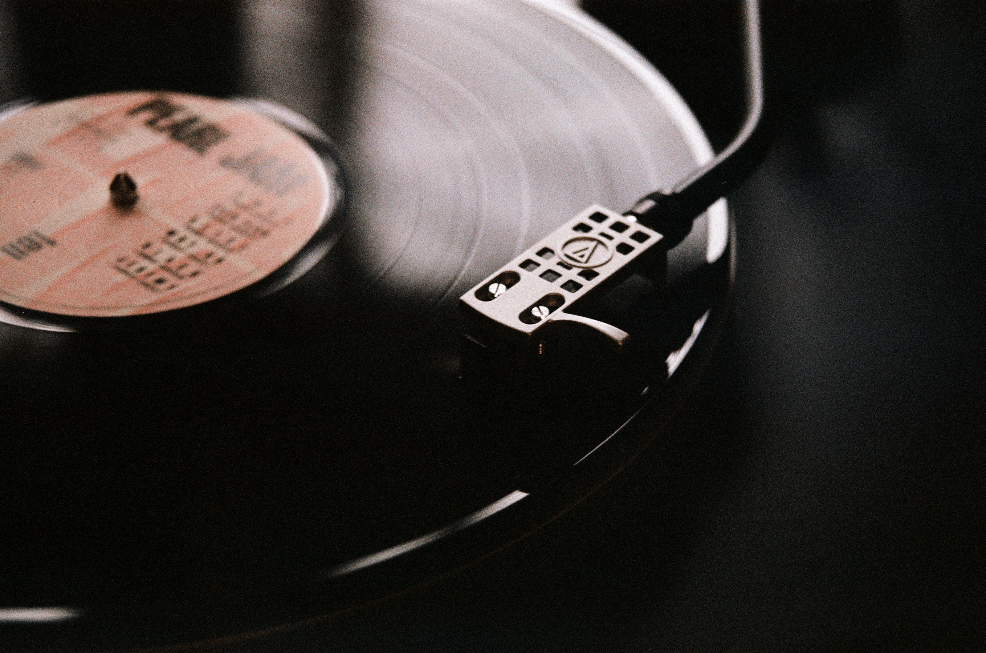 Vinyle et cellule de lecture en gros plan sur une platine.
