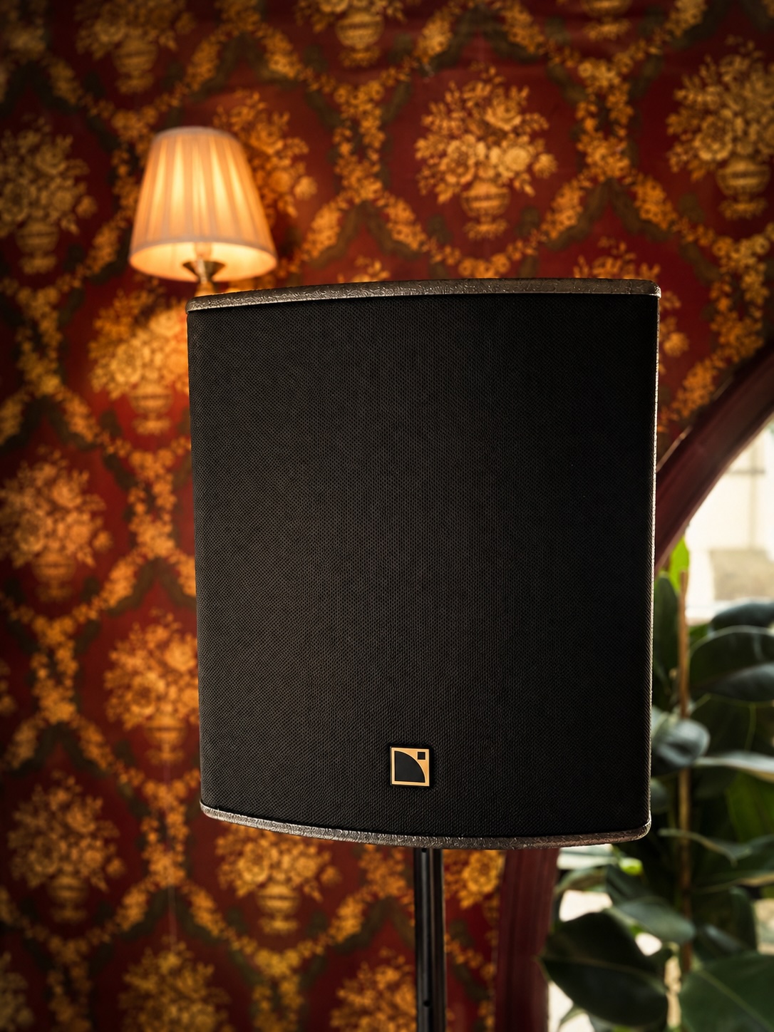 Enceinte de diffusion professionnelle sur pied, installée pour un événement d'entreprise.